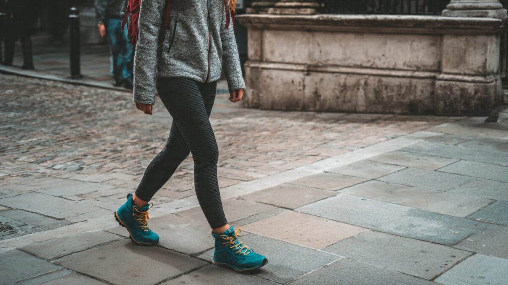 Como Criar um Ritual de Autocuidado Sem Gastar Muito 1 mulher caminhando com roupa de caminhada com tenis 1